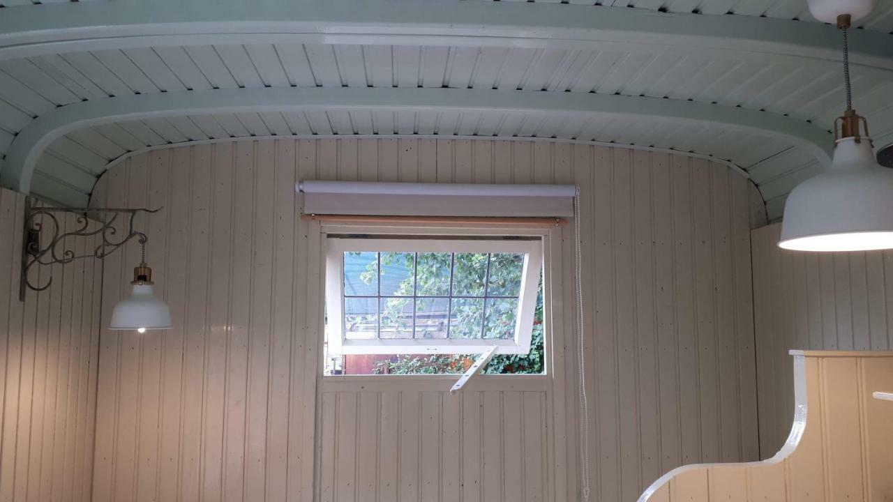 Pipowagen Overnachting Het Houten Huis Zaltbommel Bagian luar foto